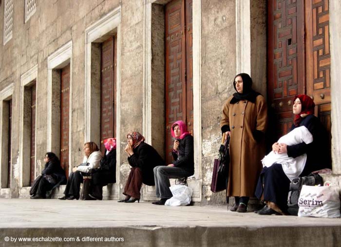 Women_at_the_Blue_Mosque__@-